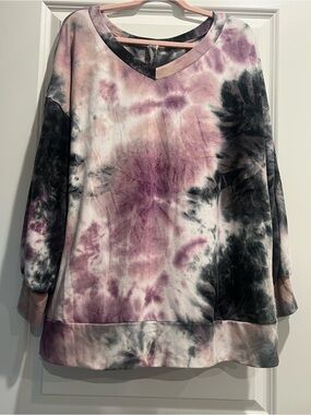Honeyme Curvy Tie-Dye V-Neck Pullover Top in Mauve and Black